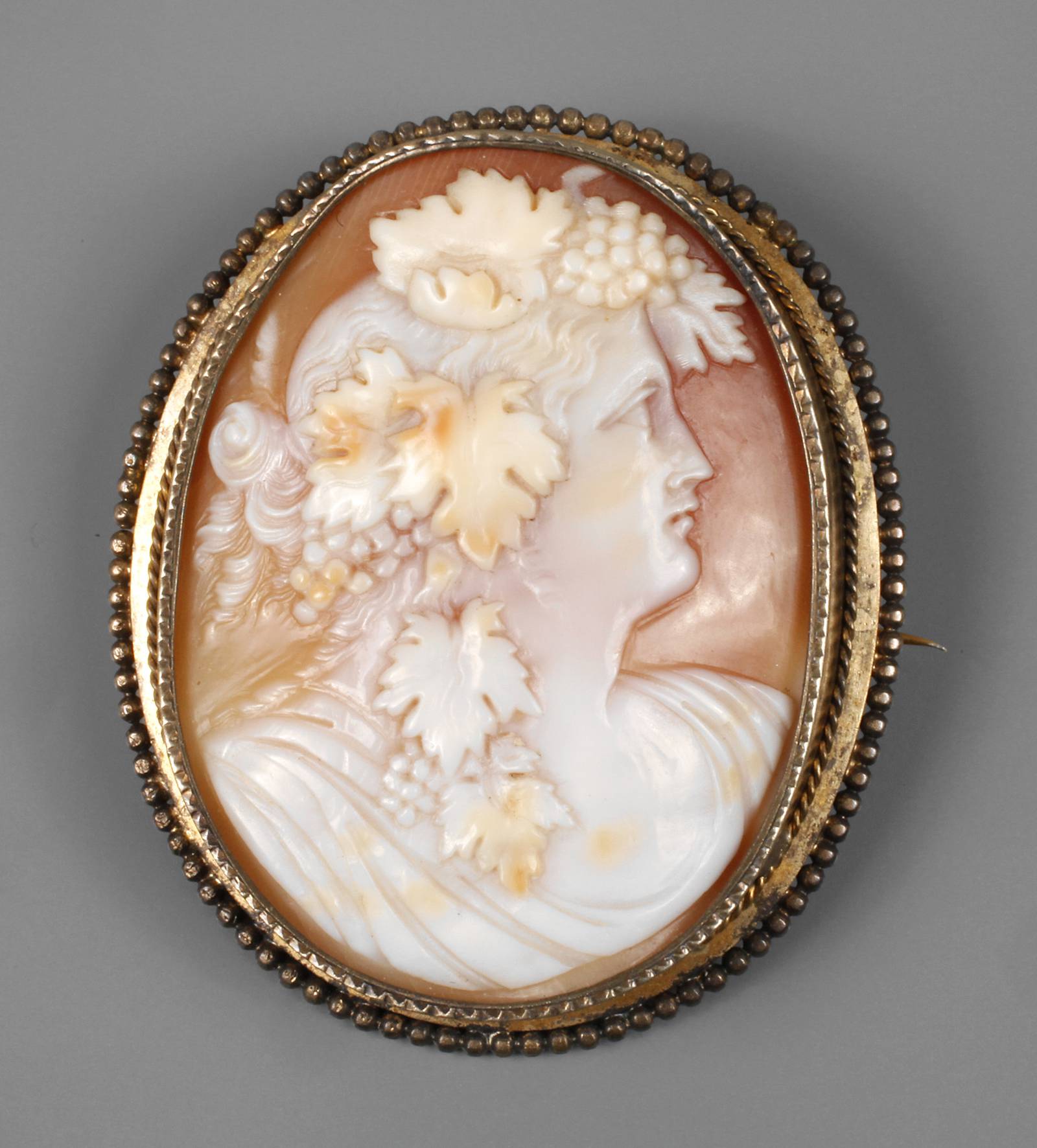 Brosche mit Muschelkamee