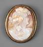 Brosche mit Muschelkamee