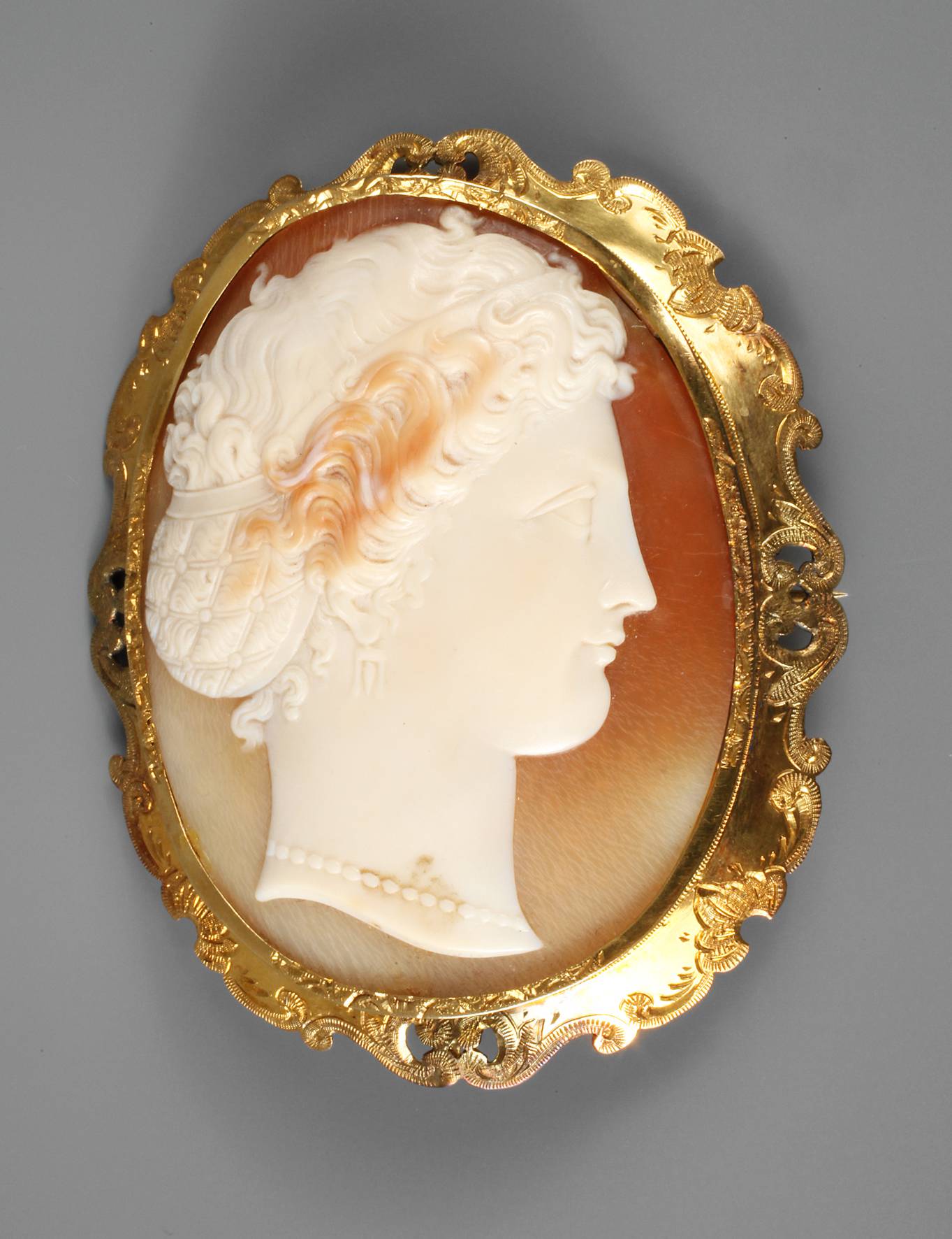 Prachtvolle Brosche mit Muschelkamee