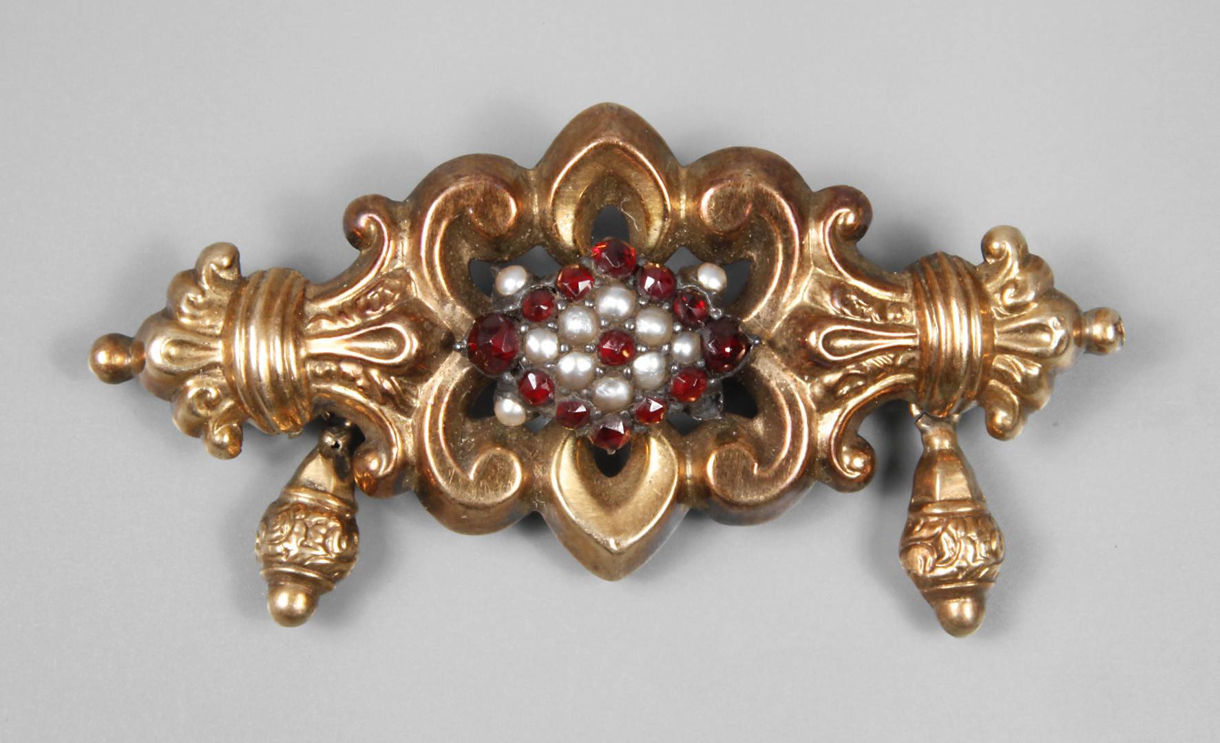 Brosche mit Granatrosen und Saatperlen