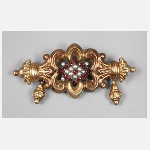 Brosche mit Granatrosen und Saatperlen