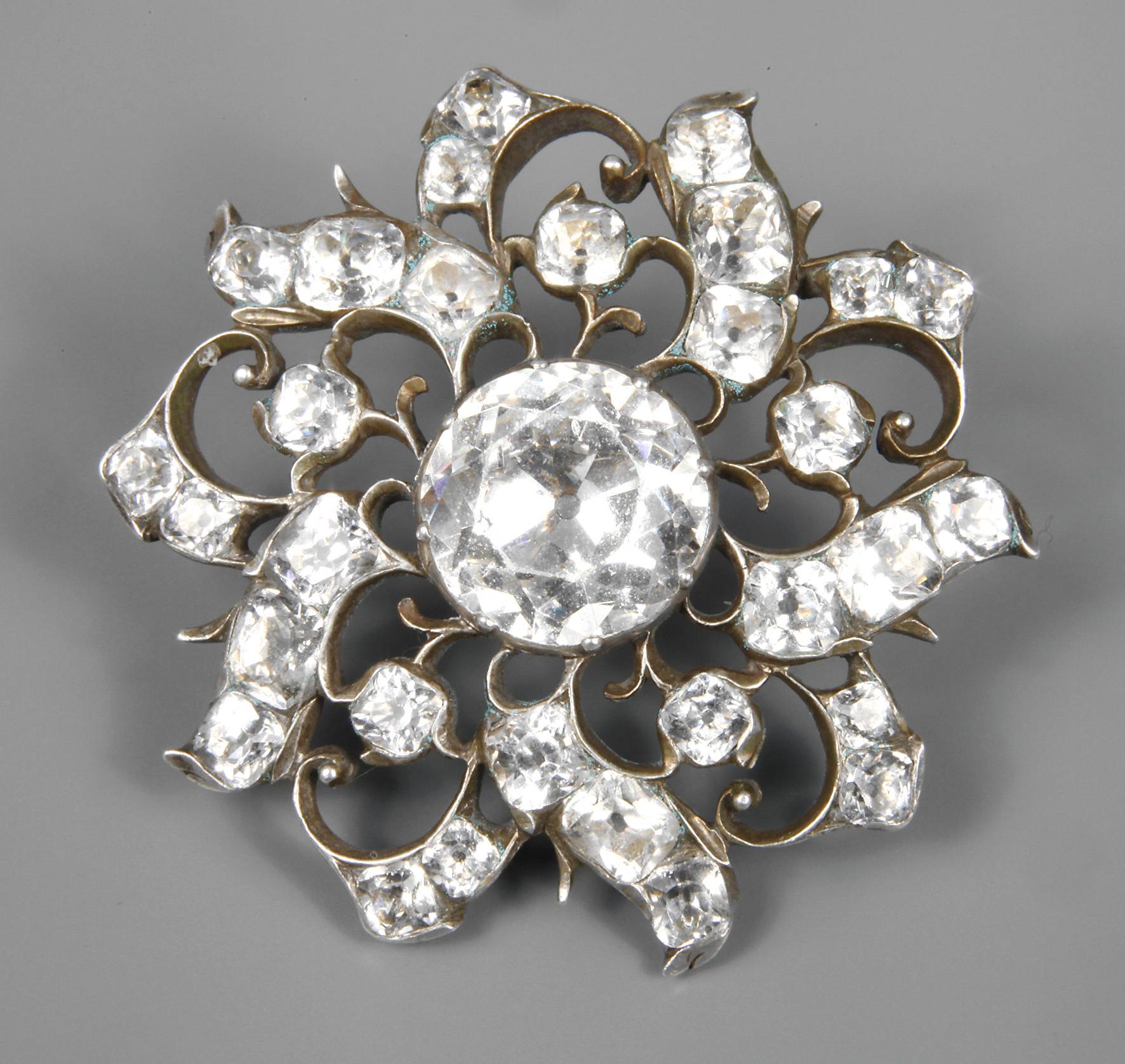 Feiner Knopf mit Bergkristallen