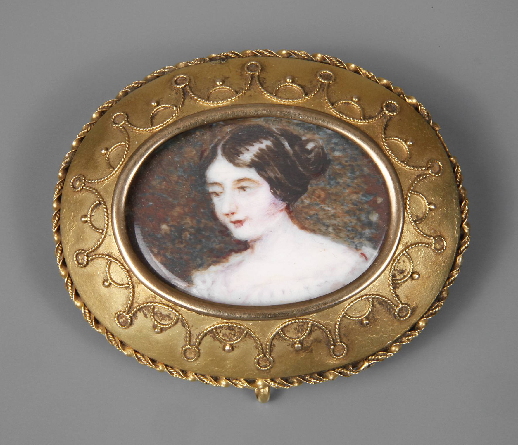 Brosche mit feiner Elfenbeinmalerei