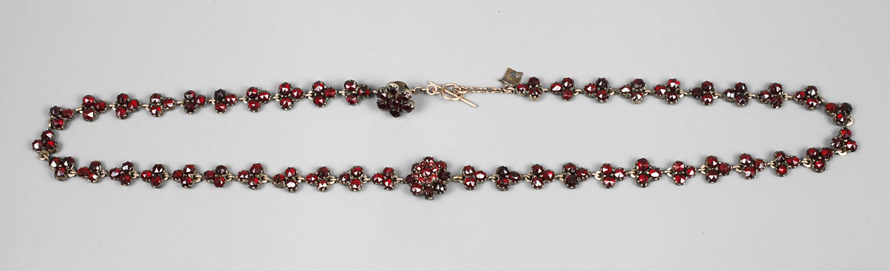 Collier mit Granatbesatz