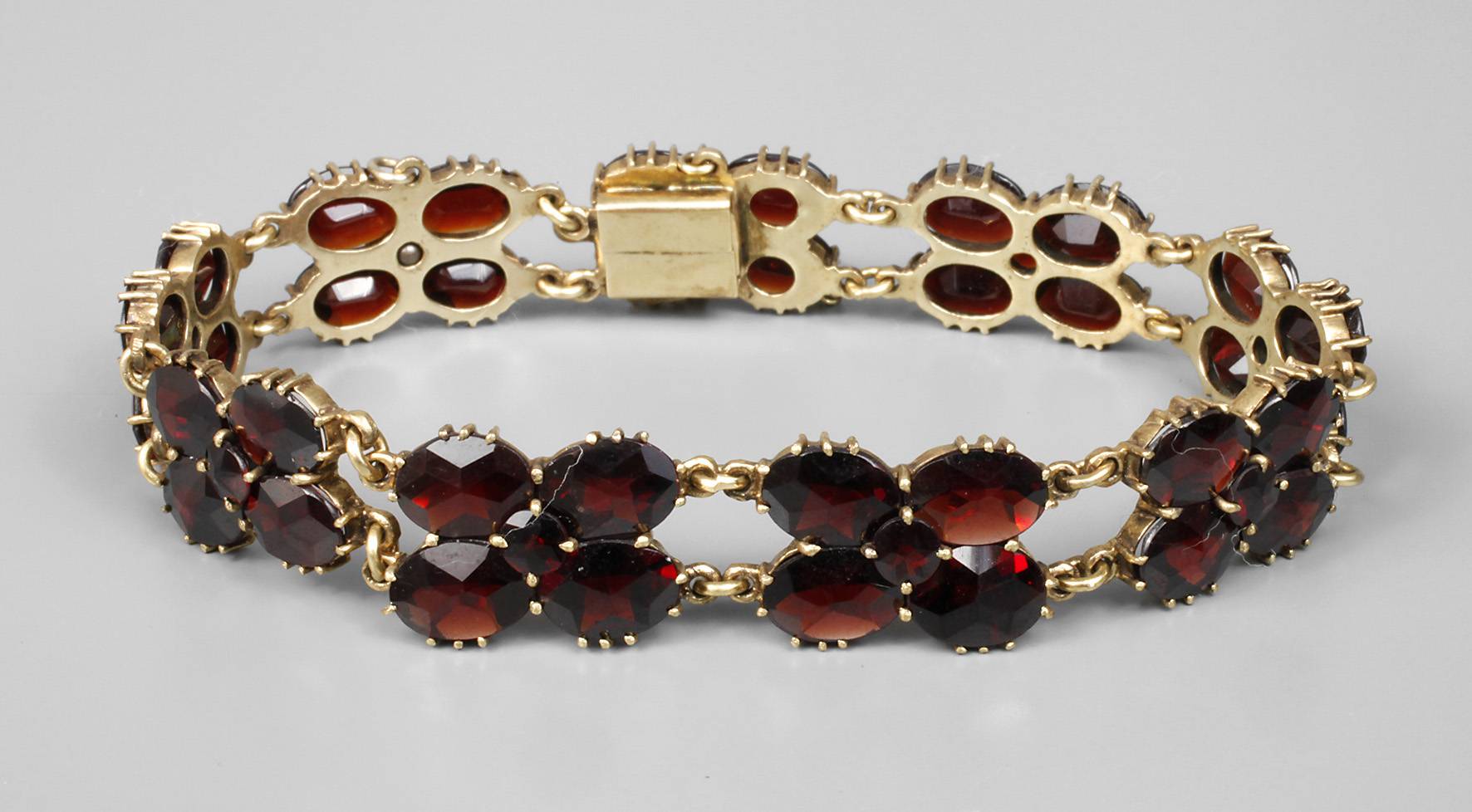 Armband mit Granatbesatz