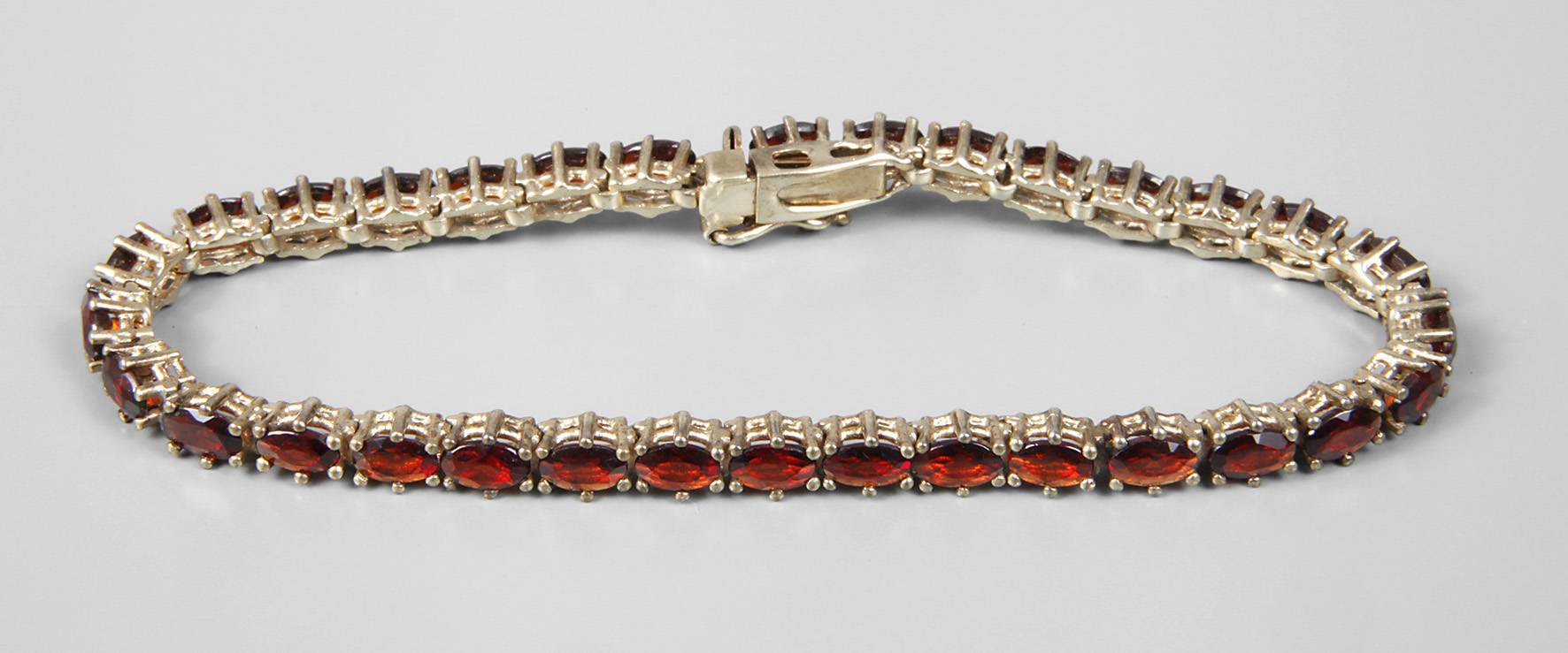 Armband mit Granatbesatz