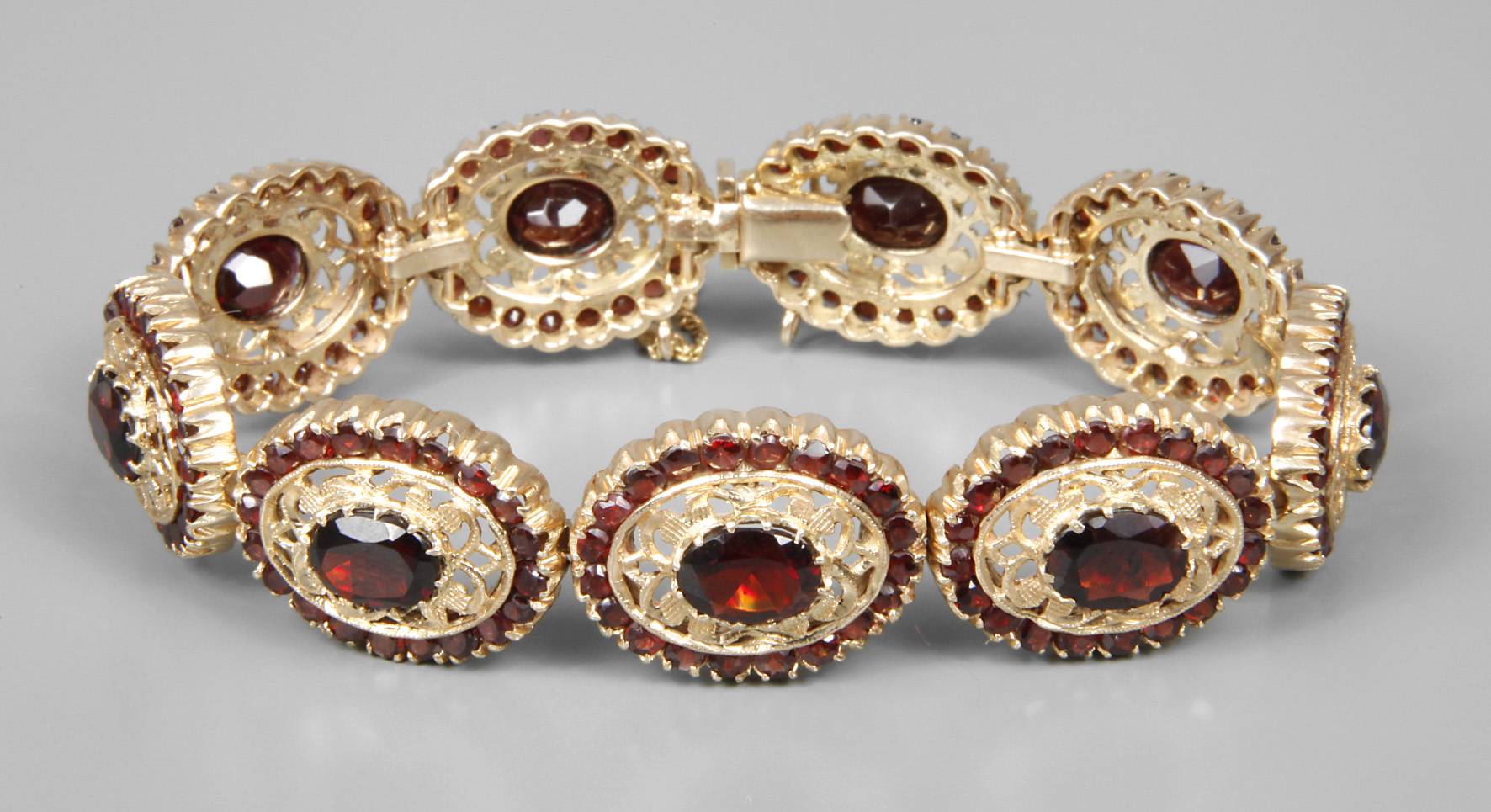 Hochwertiges Armband mit Granatbesatz