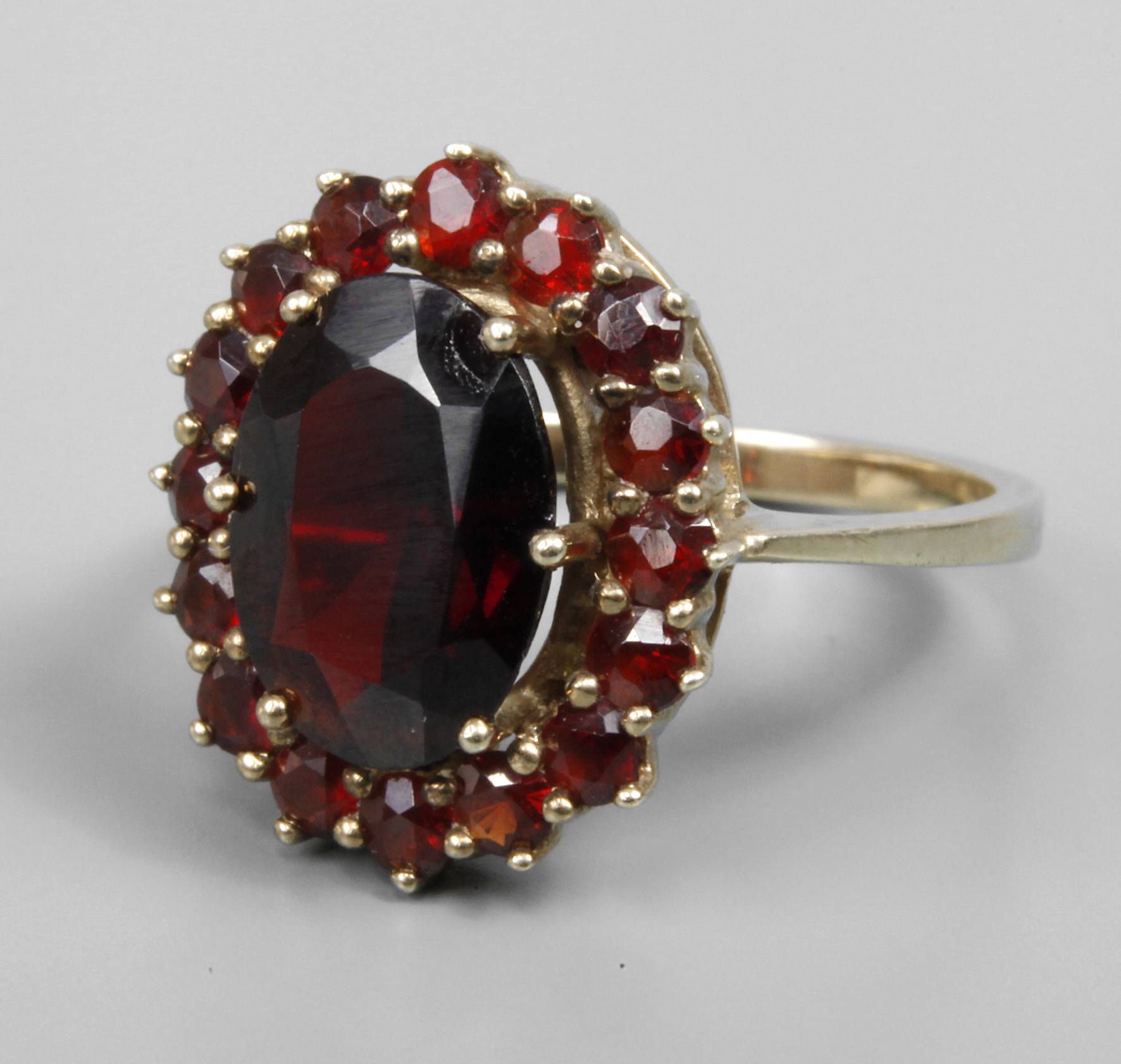 Damenring mit Granatbesatz