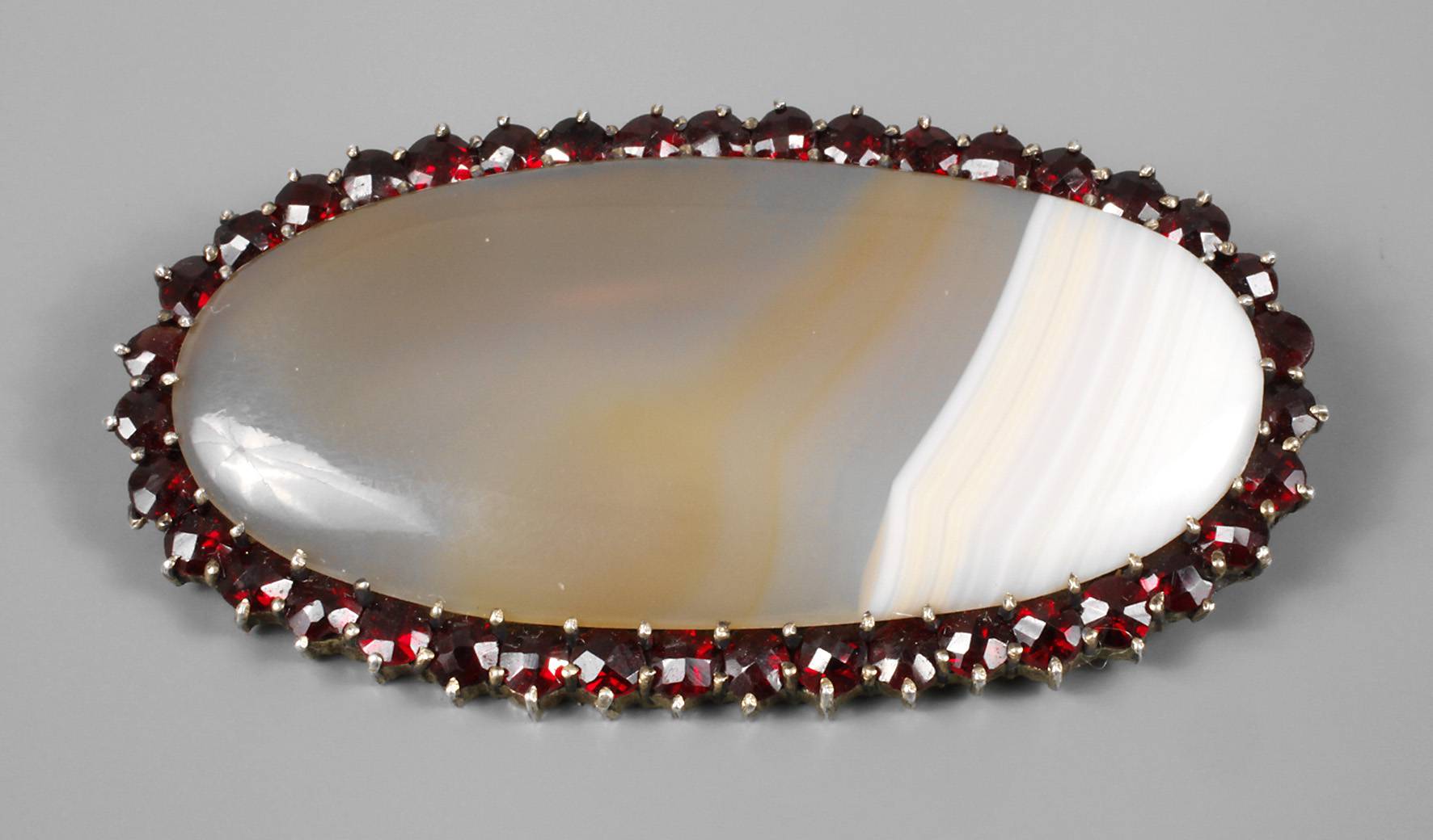 Brosche mit Achat und Granatbesatz