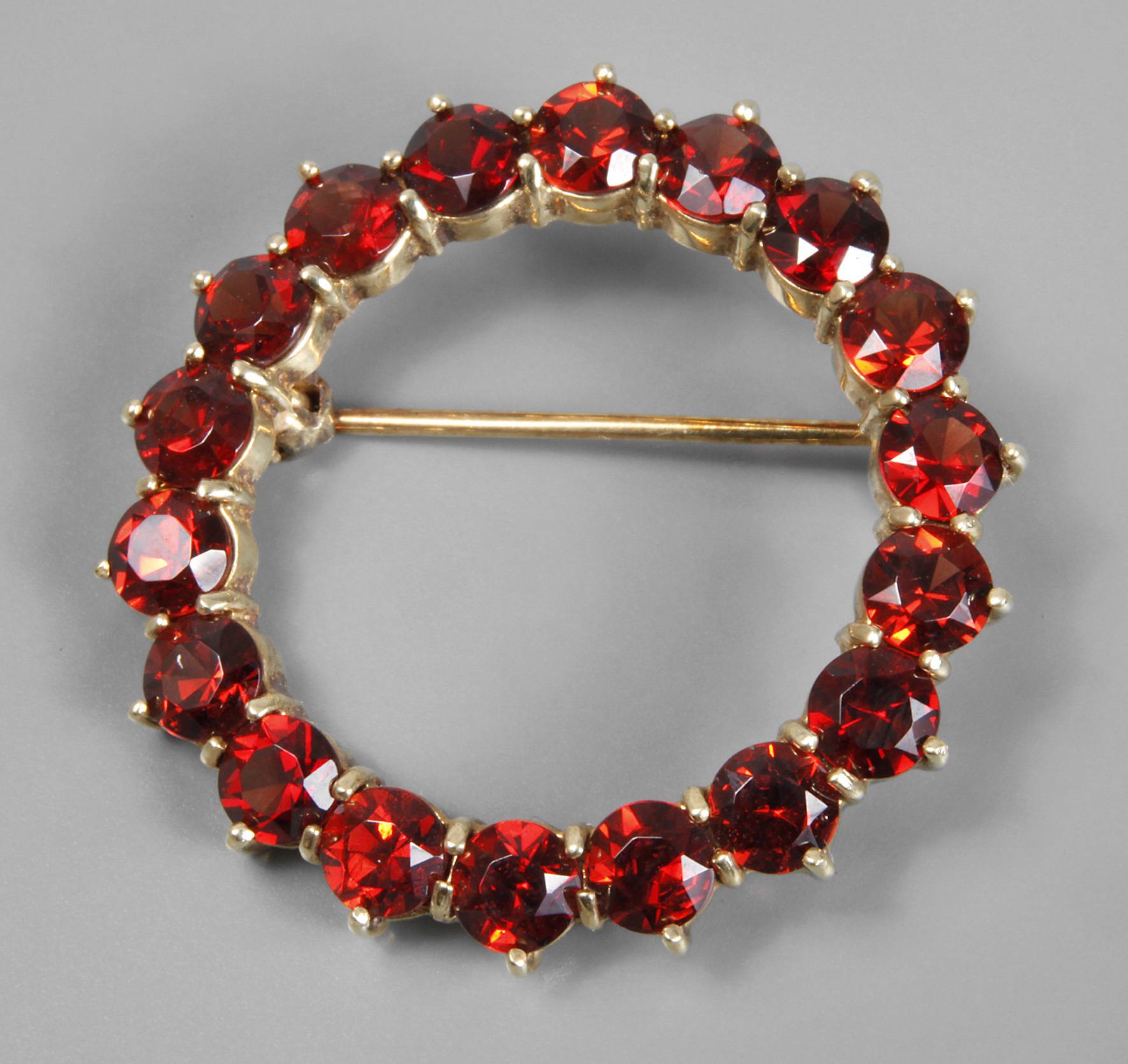 Brosche mit Granatbesatz