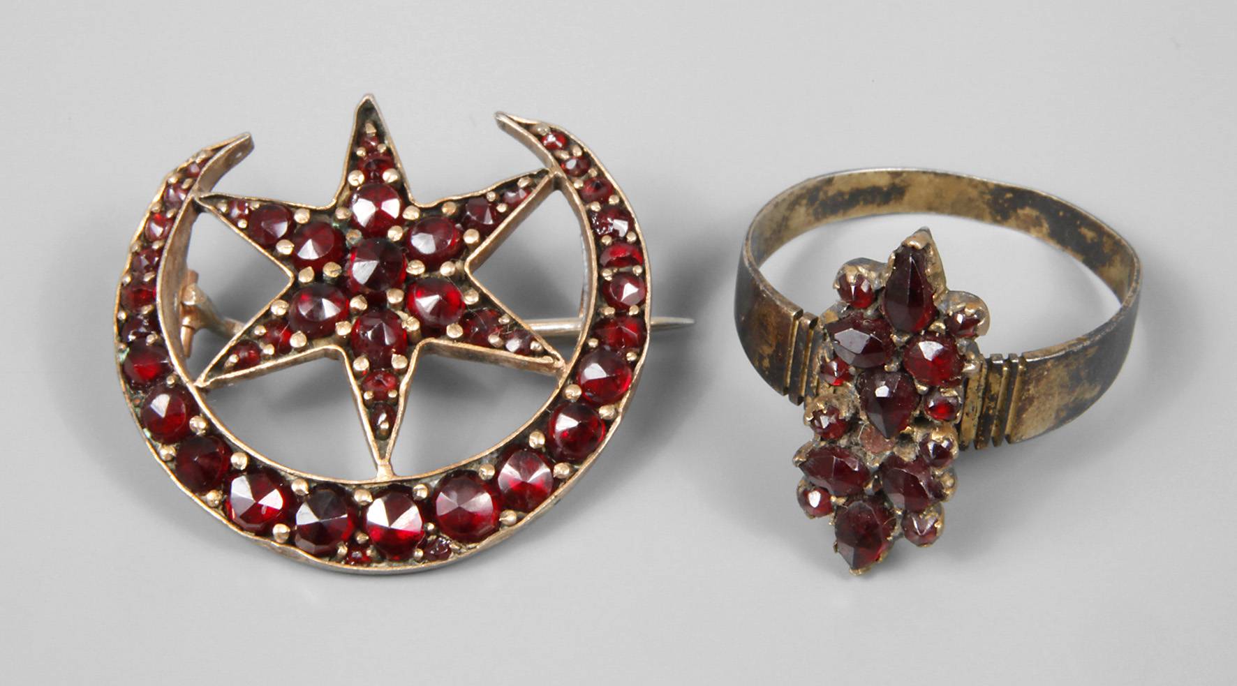 Zwei Teile Granatschmuck