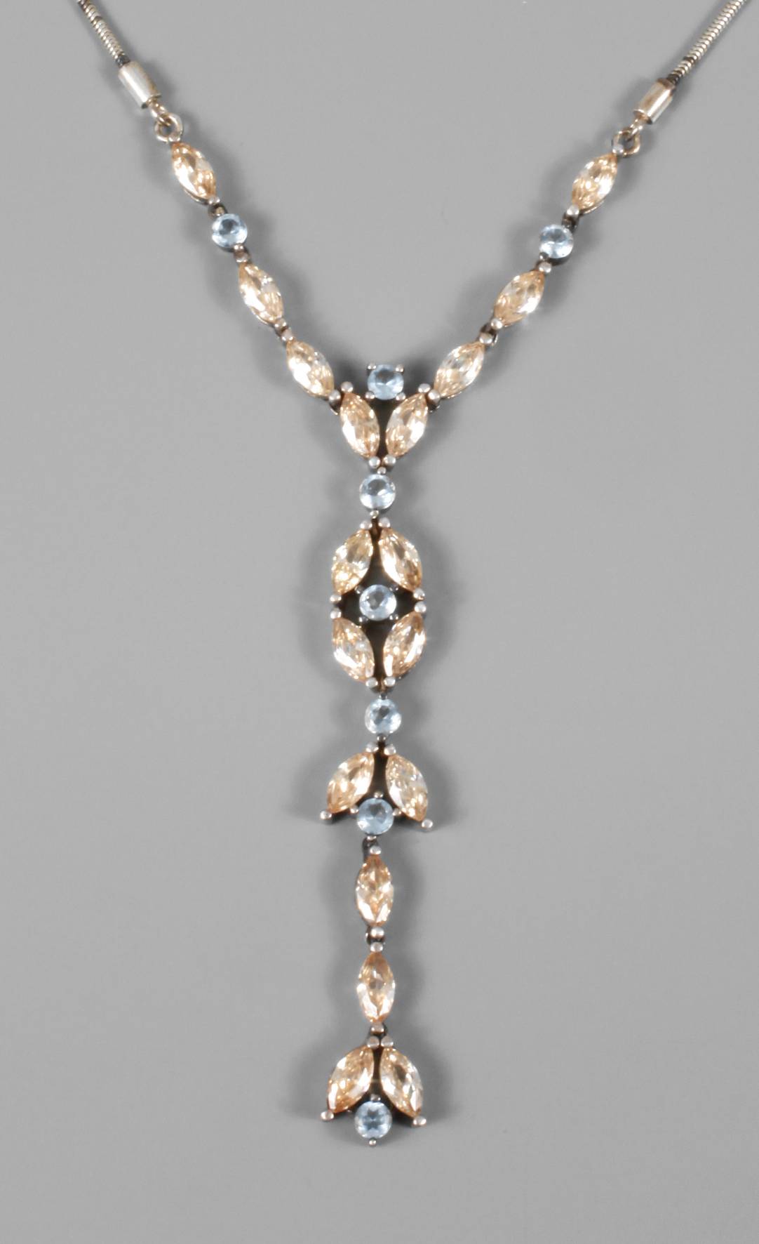 Collier mit Steinbesatz