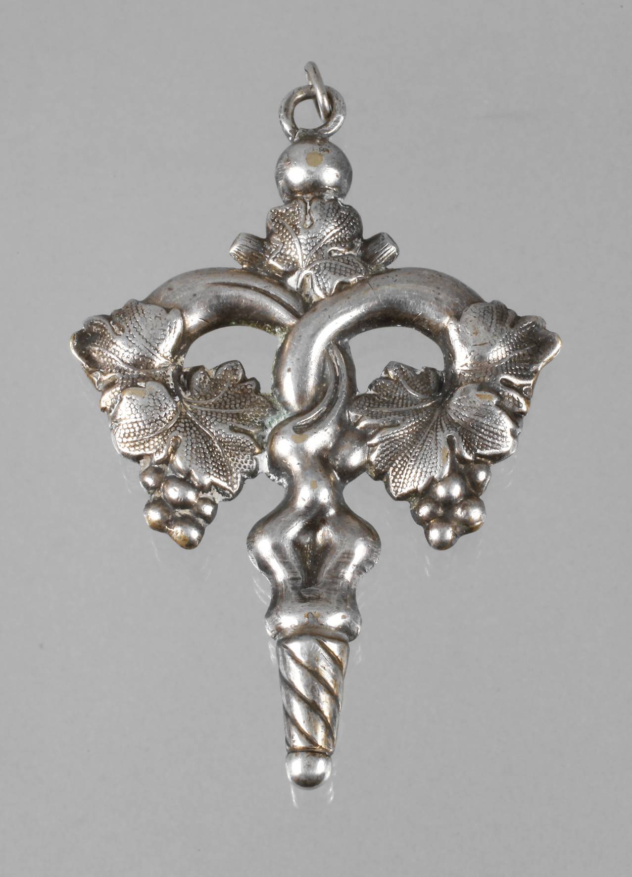 Anhänger in Rebenform