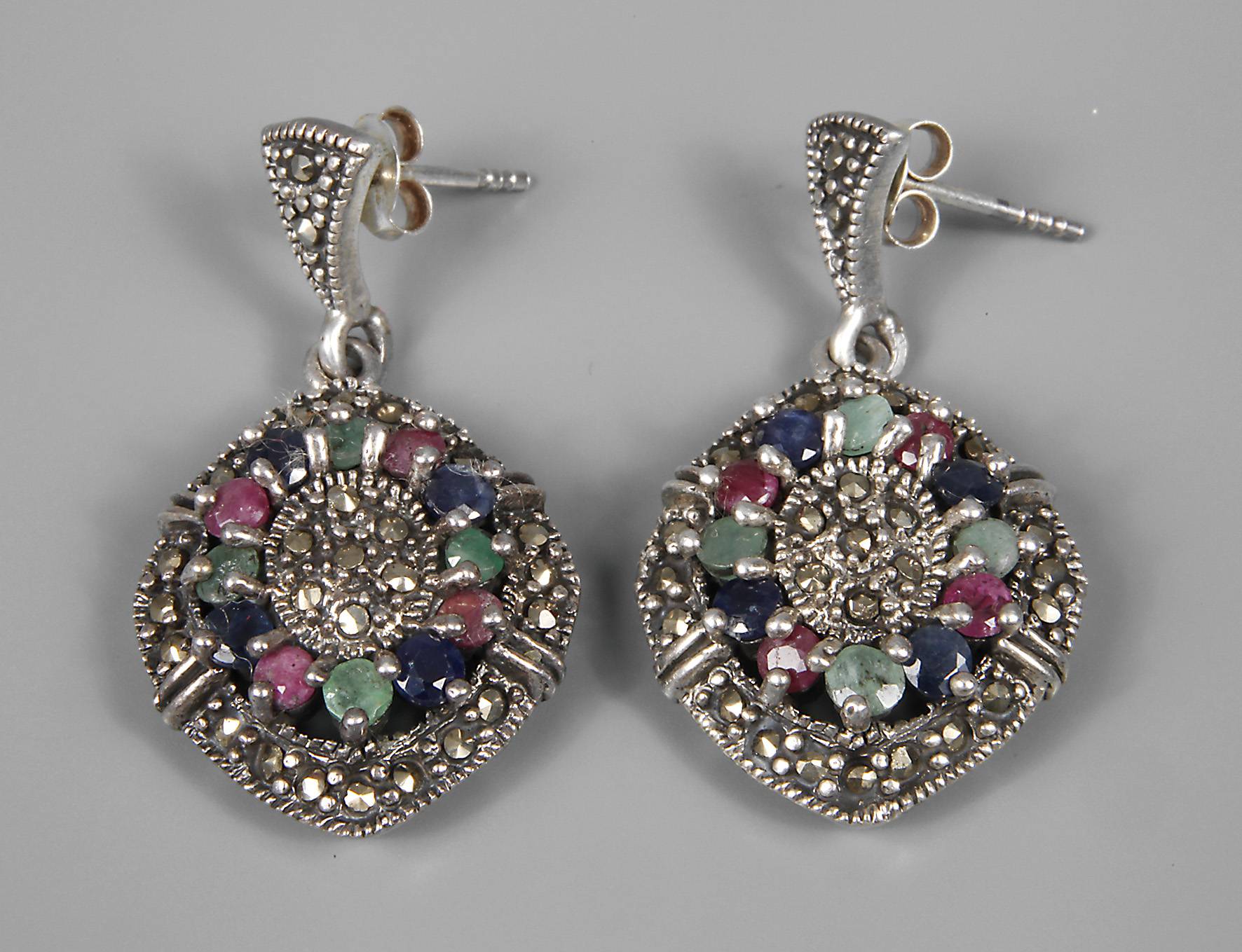 Paar Ohrhänger mit Steinbesatz