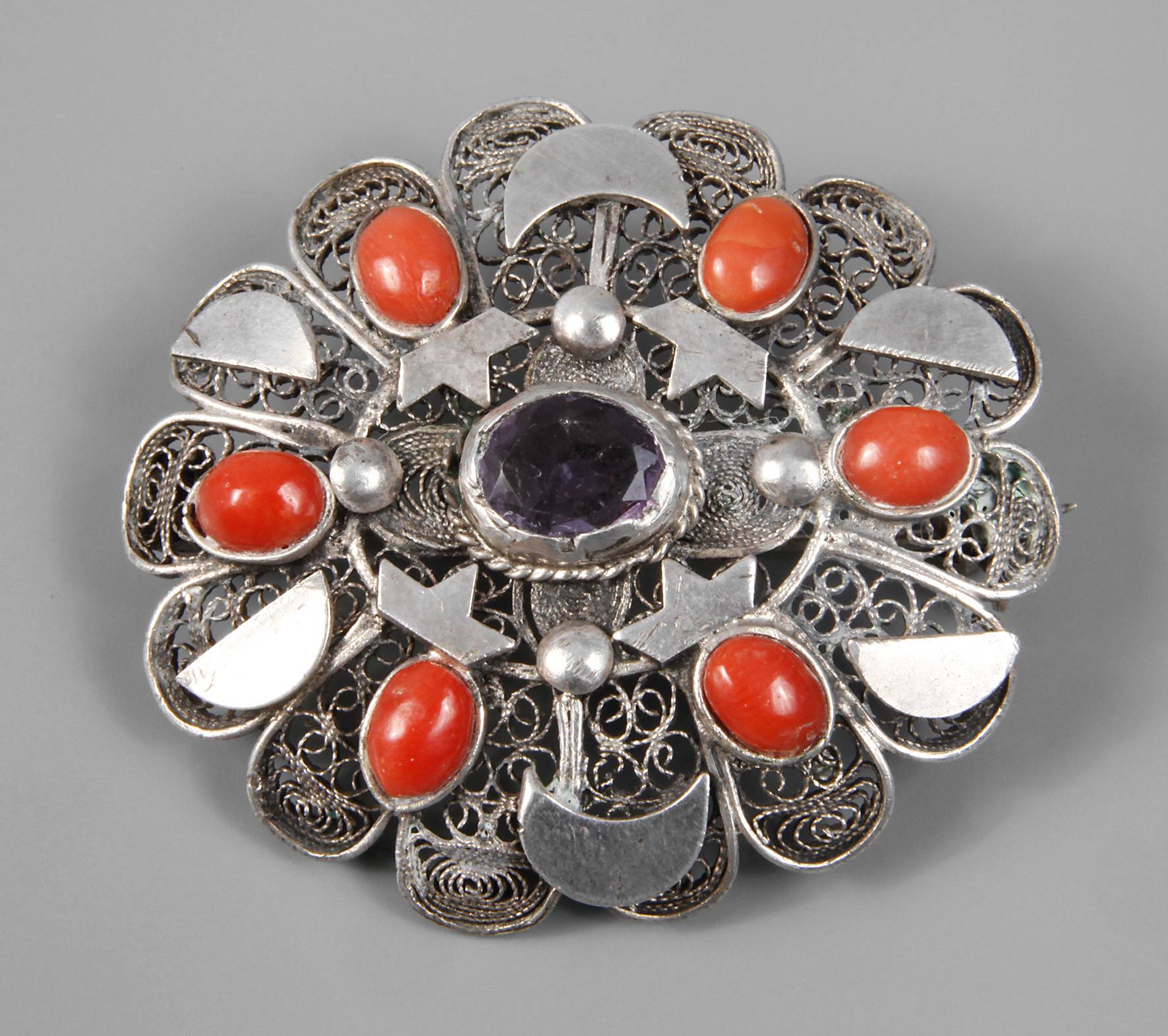 Brosche mit Steinbesatz