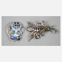 Zwei Silberbroschen111