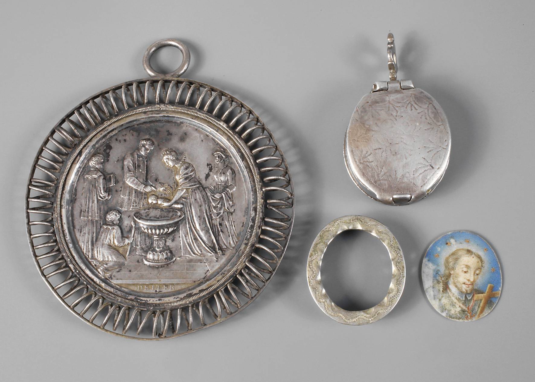 Tauftaler und Reliquienanhänger