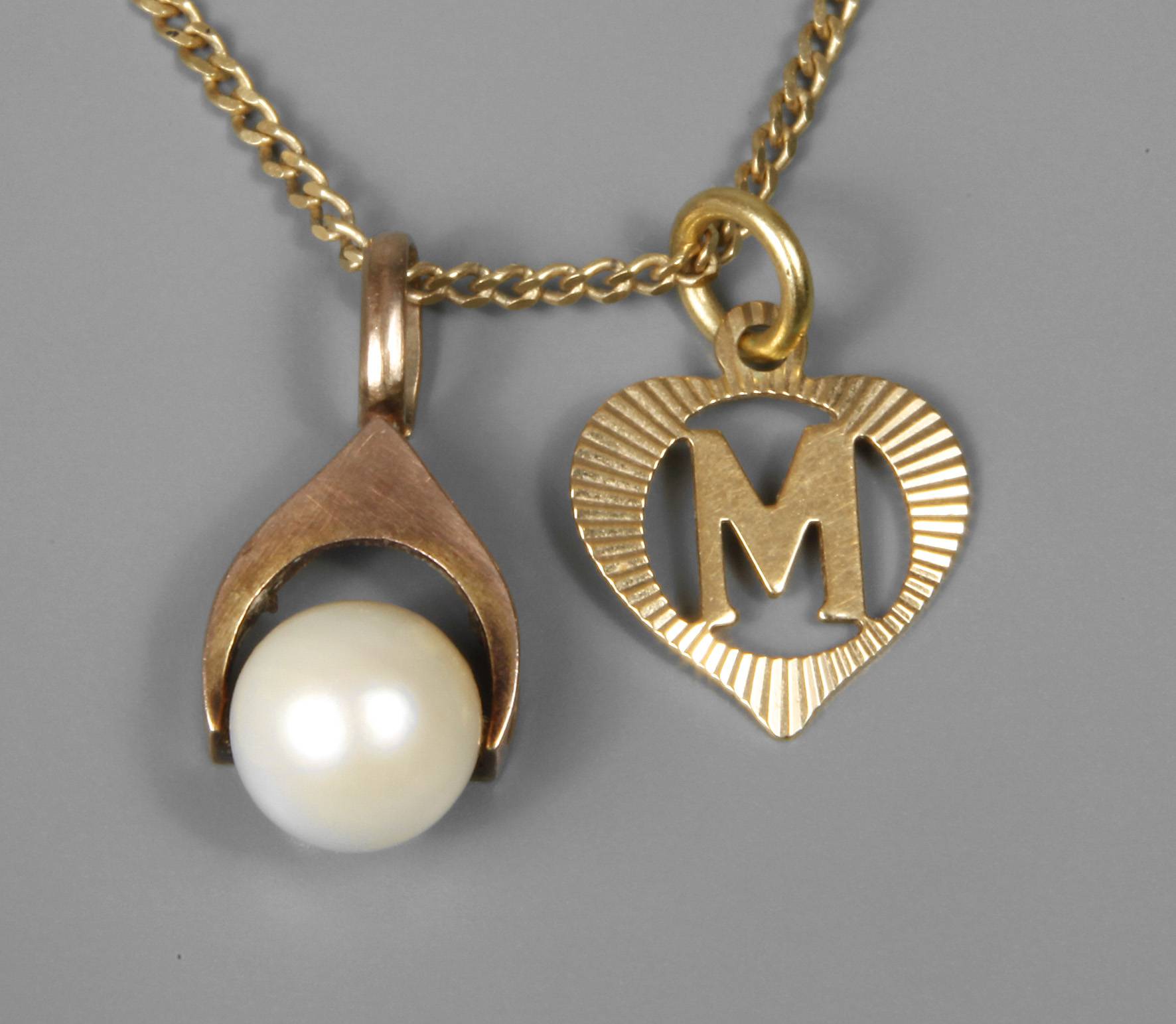 Zwei Anhänger an Kette