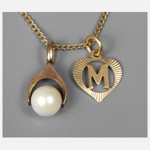 Zwei Anhänger an Kette