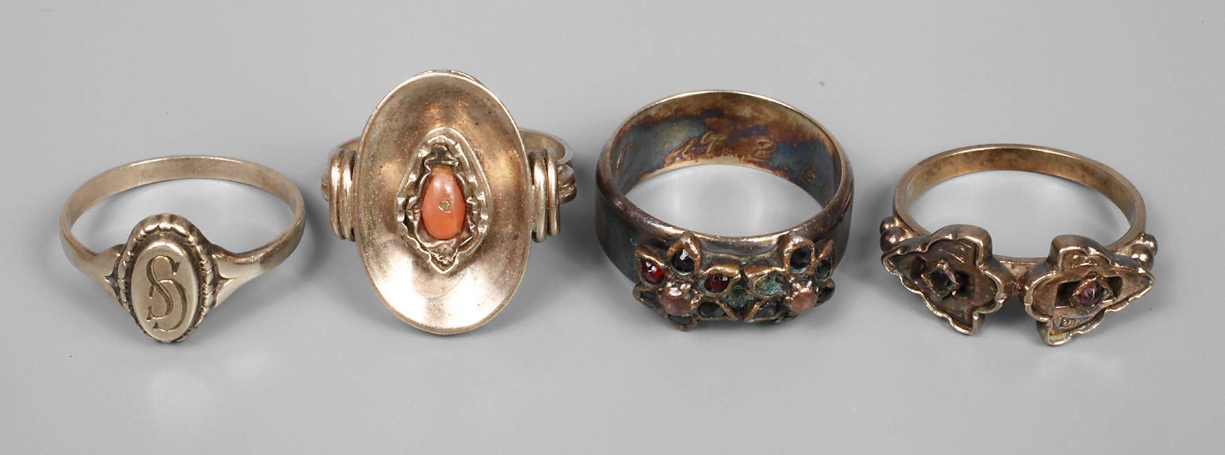 Vier Damenringe