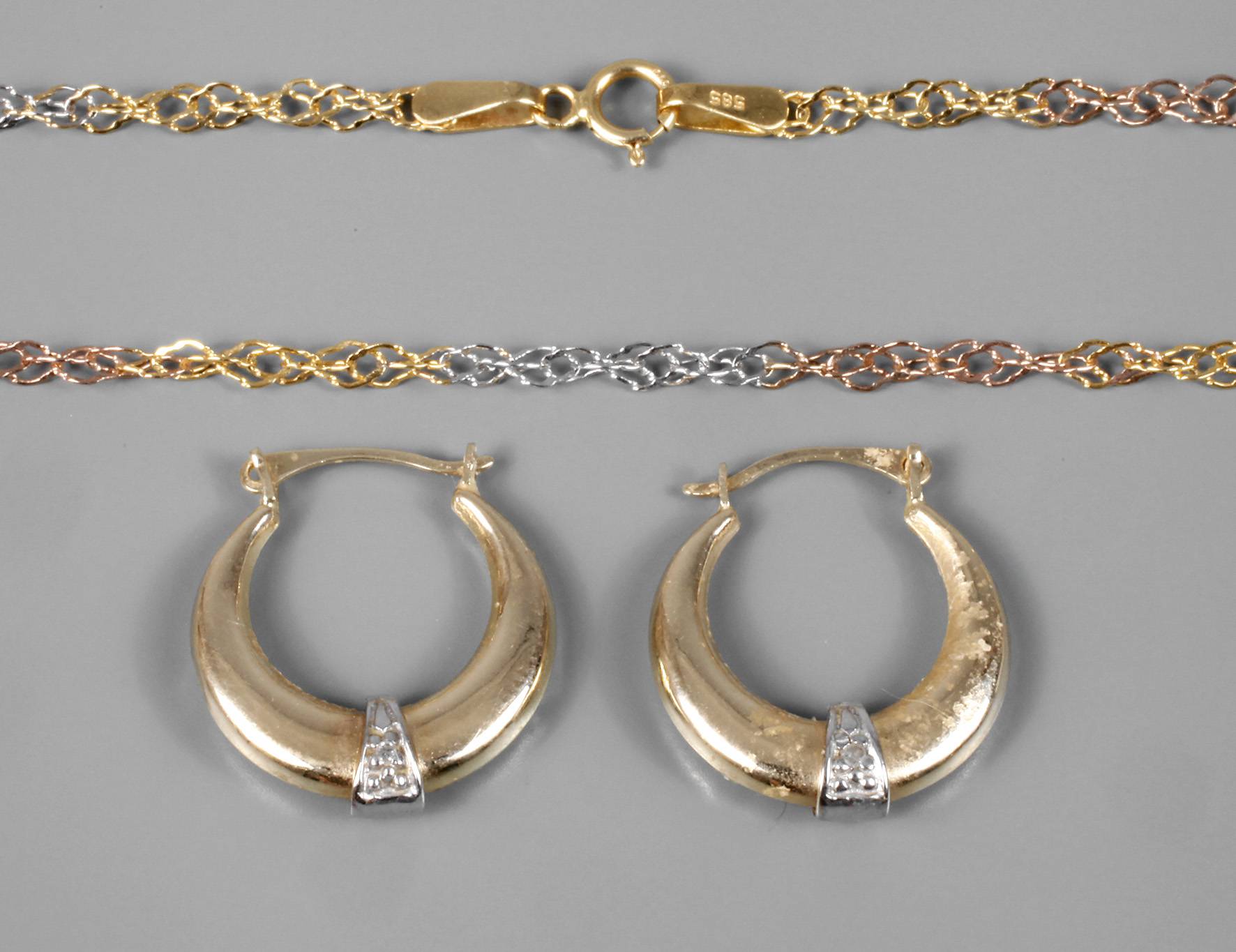 Kette und Paar Creolen