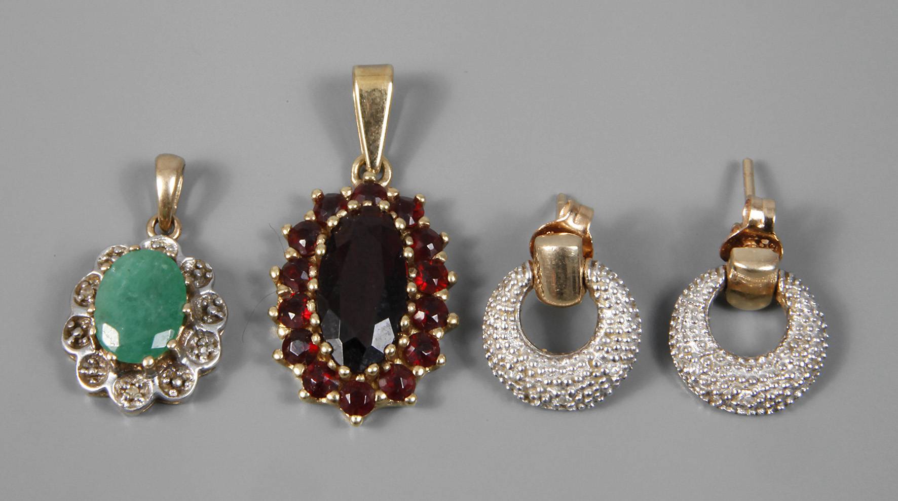 Paar Ohrstecker mit Anhänger