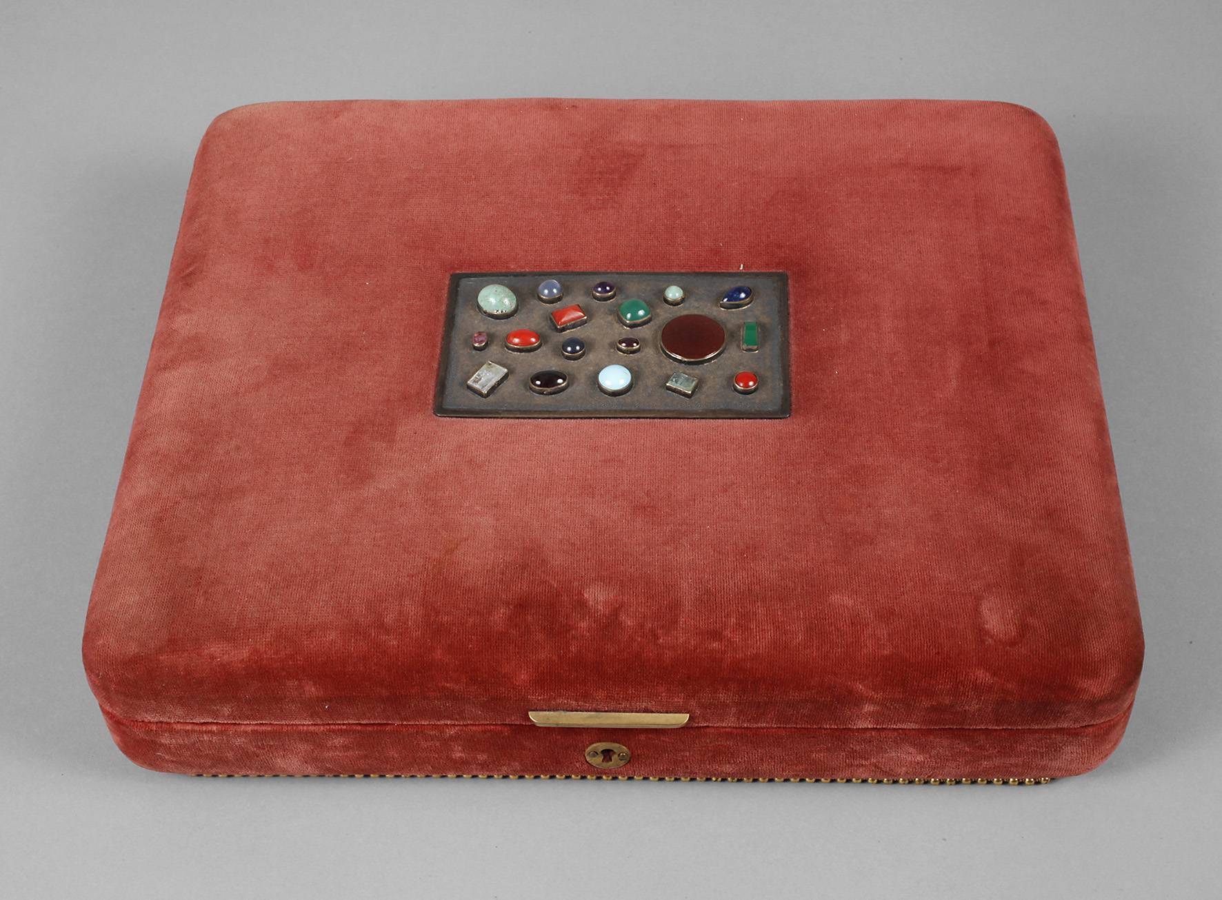 Schmuckkassette mit Steinbesatz