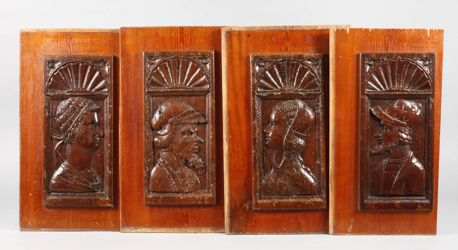 Vier geschnitzte Füllungen