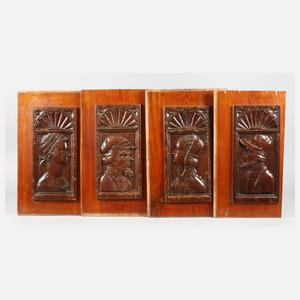 Vier geschnitzte Füllungen