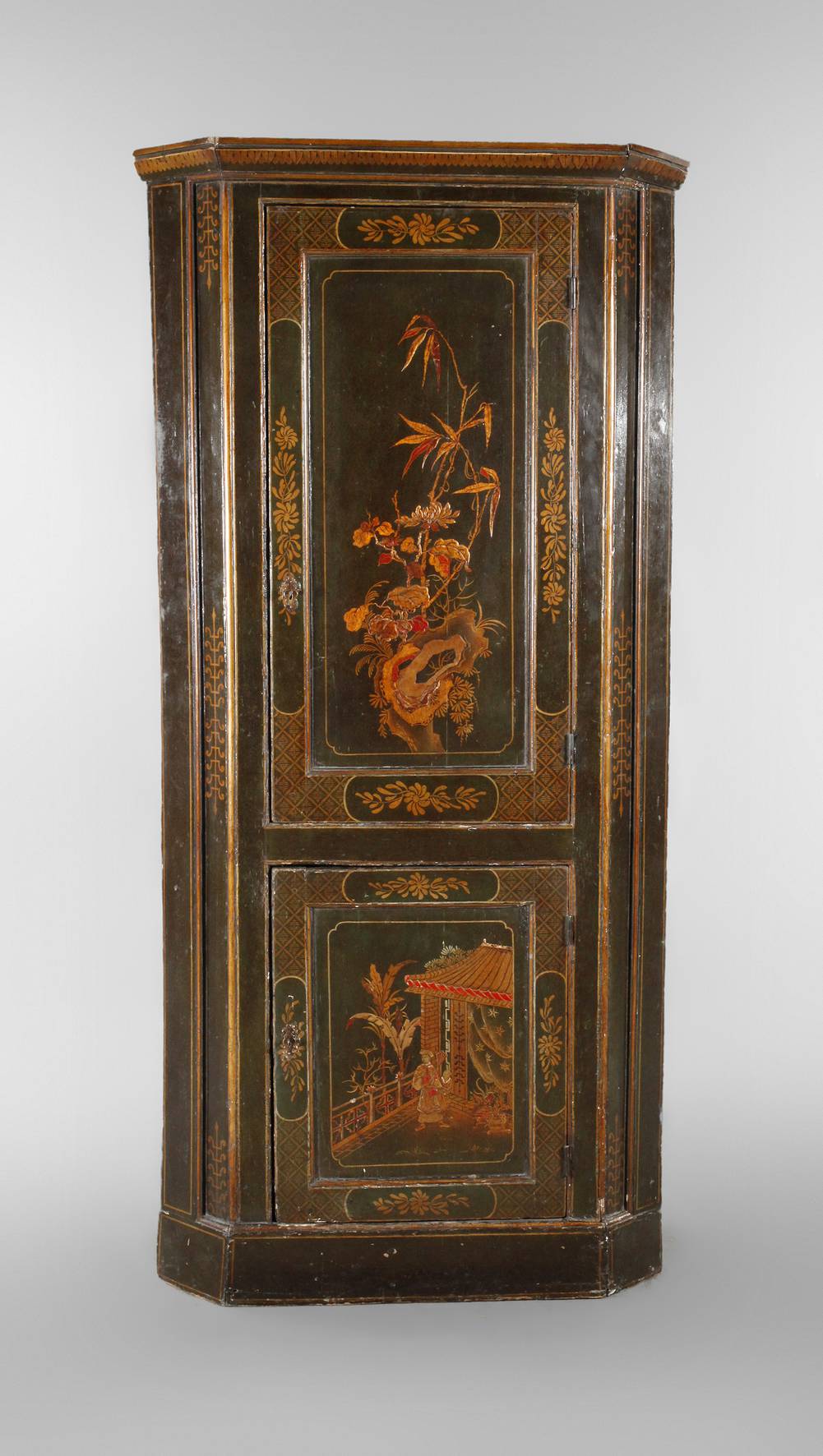 Eckschrank mit Chinoiserien