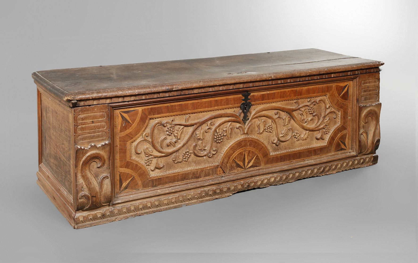 Große Barocktruhe