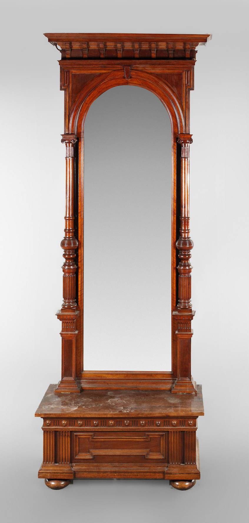 Übergroßer Pfeilerspiegel