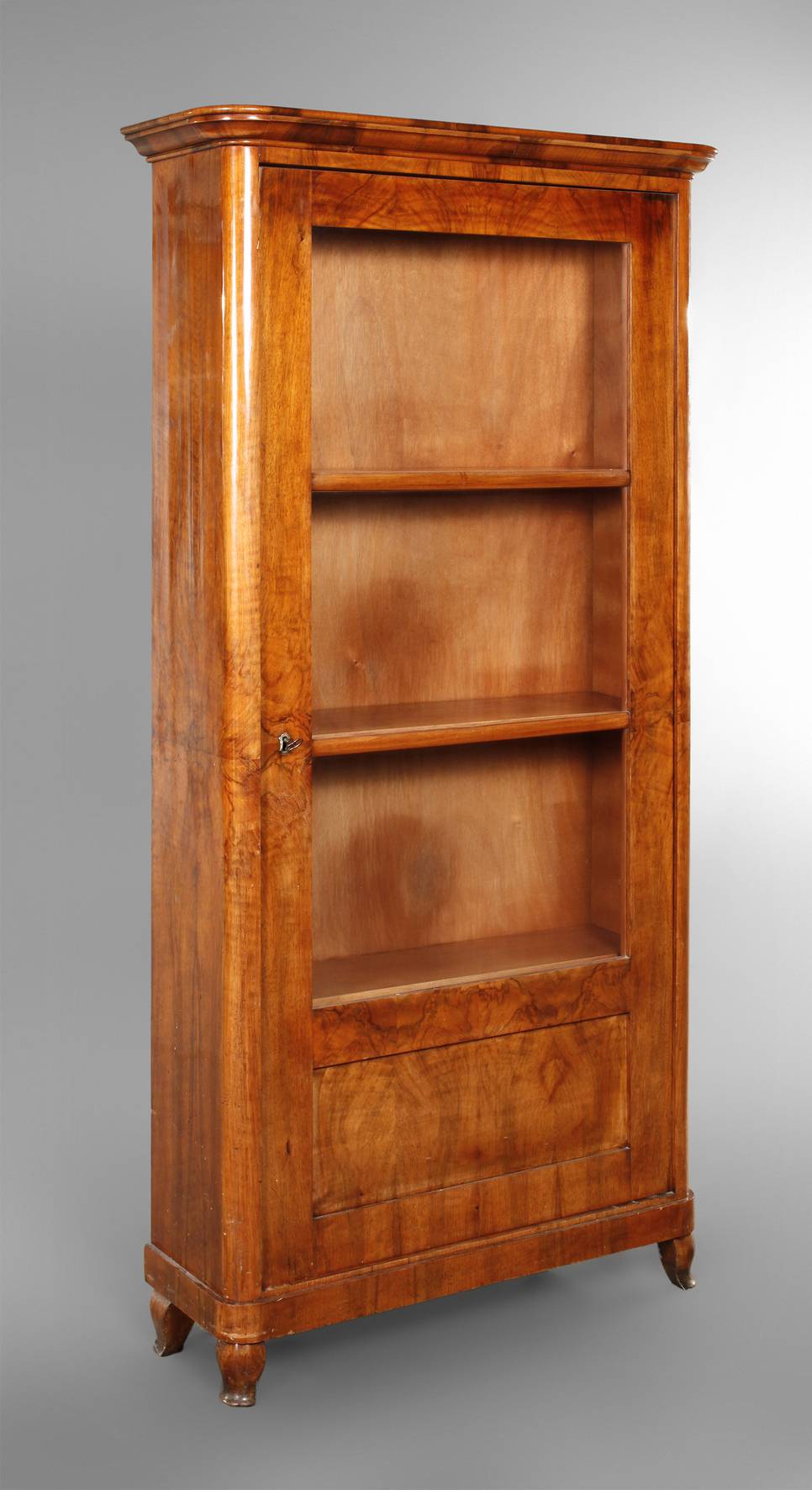 Flacher Bücherschrank