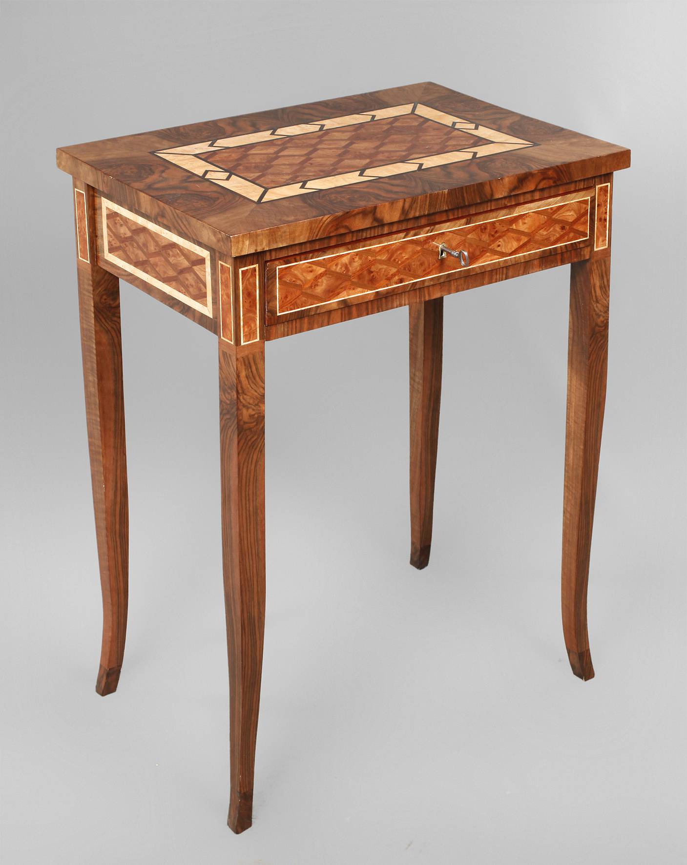 Intarsierter Beistelltisch