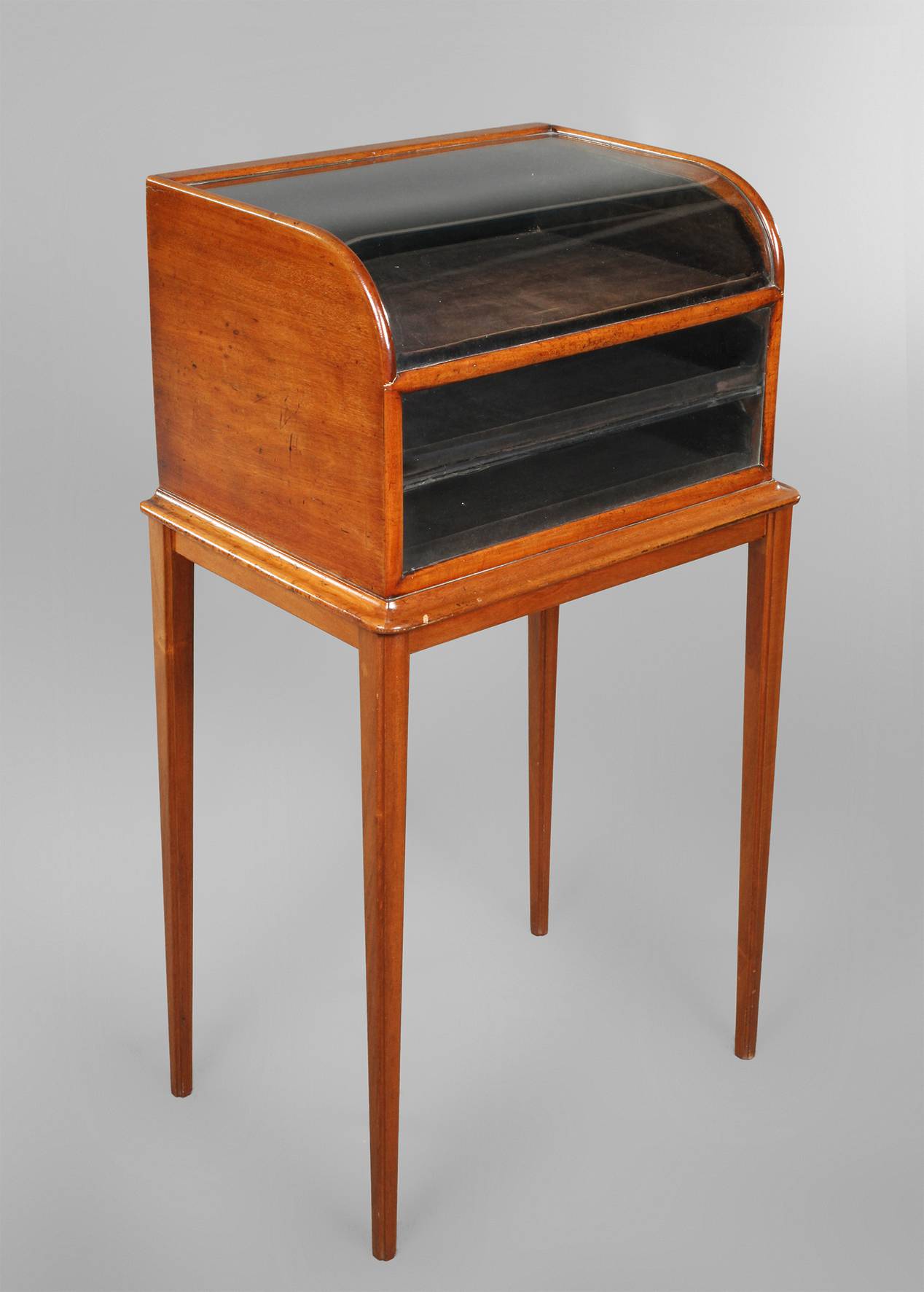 Kleine Tischvitrine