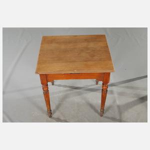 Zwei alte Kneipentische