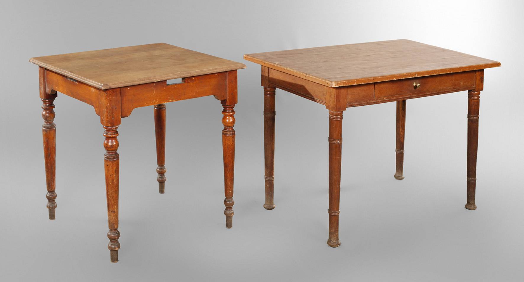 Zwei alte Kneipentische