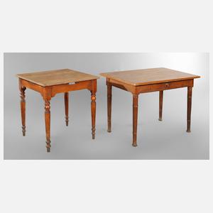 Zwei alte Kneipentische