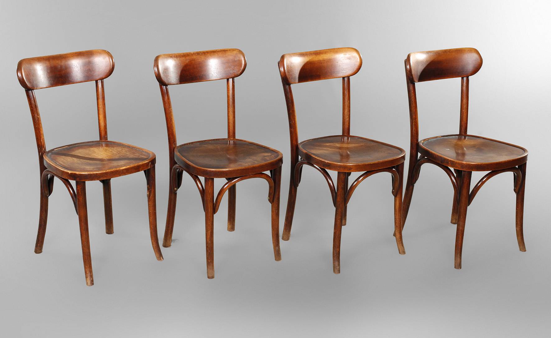 Vier kleine Stühle
