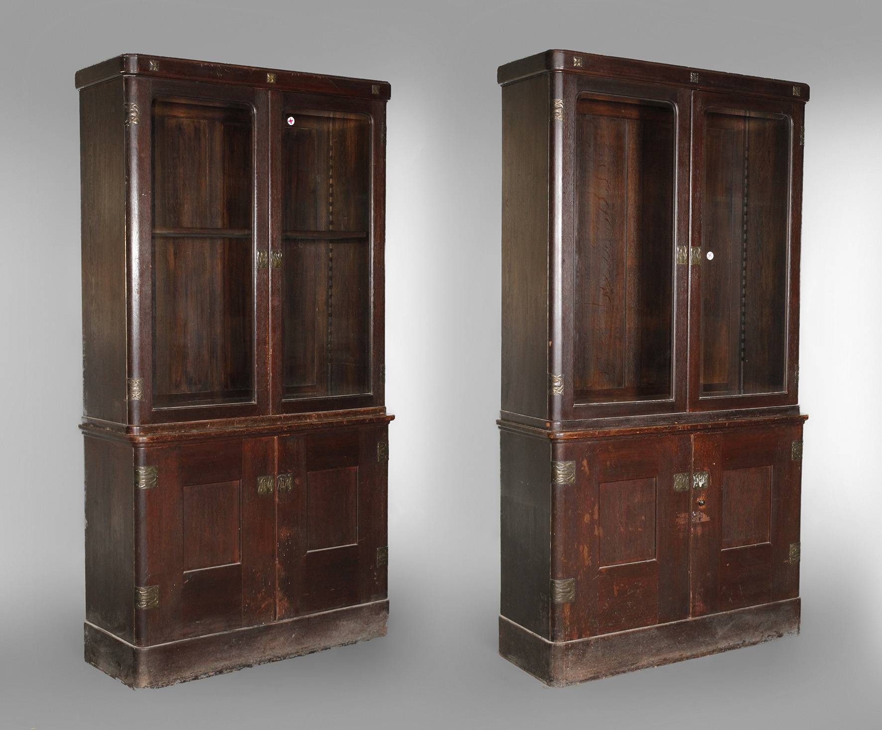 Zwei Bibliotheksschränke