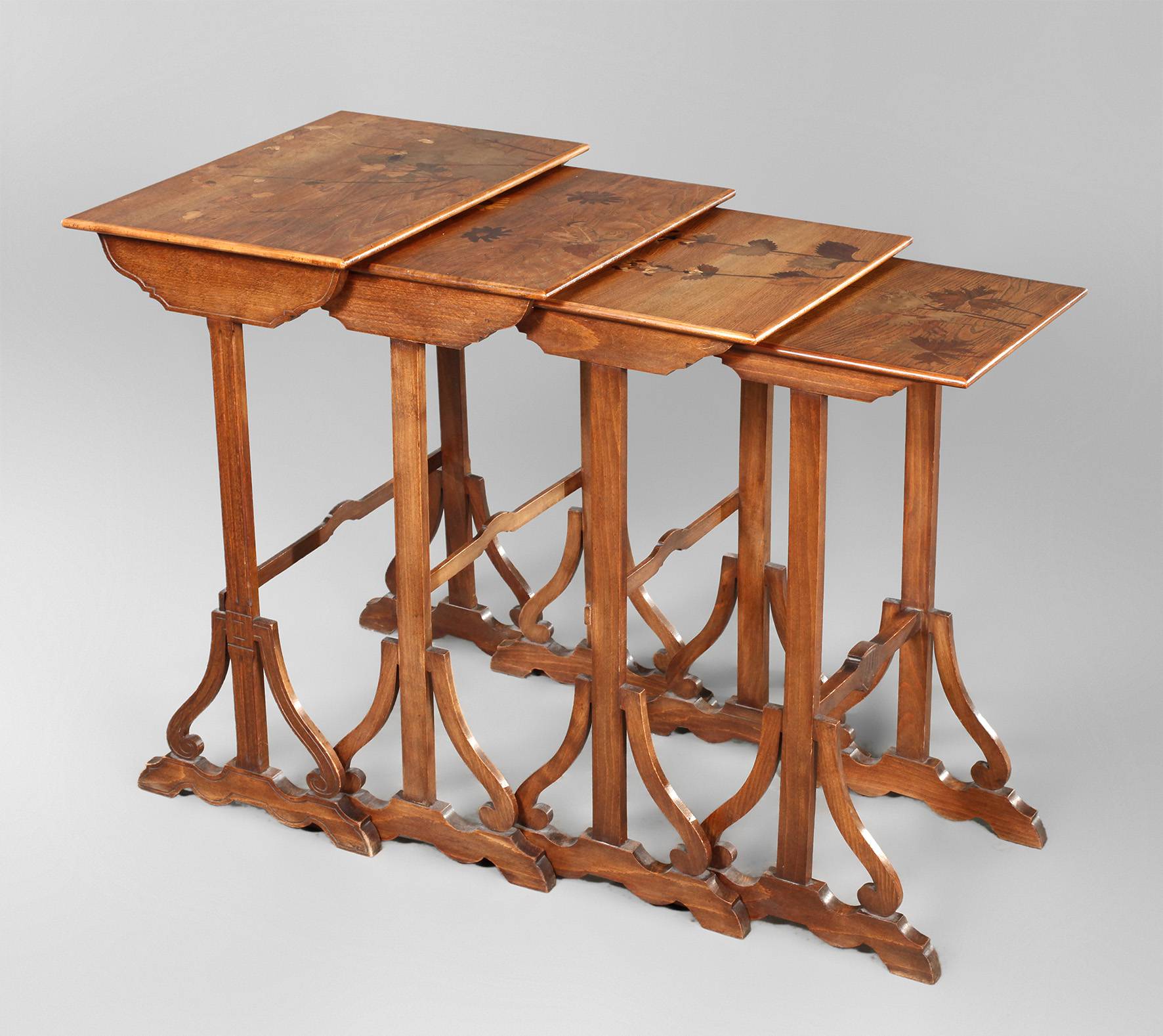 Vier Satztische Gallé