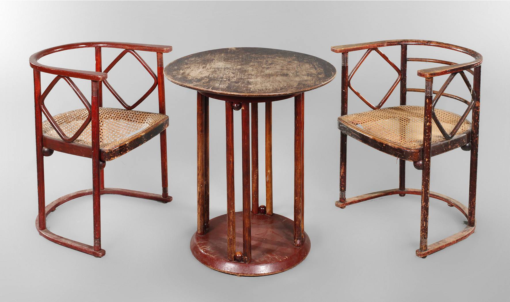 Tisch und zwei Armlehnstühle Kohn