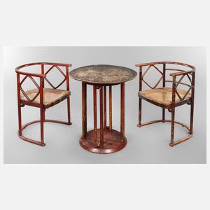 Tisch und zwei Armlehnstühle Kohn