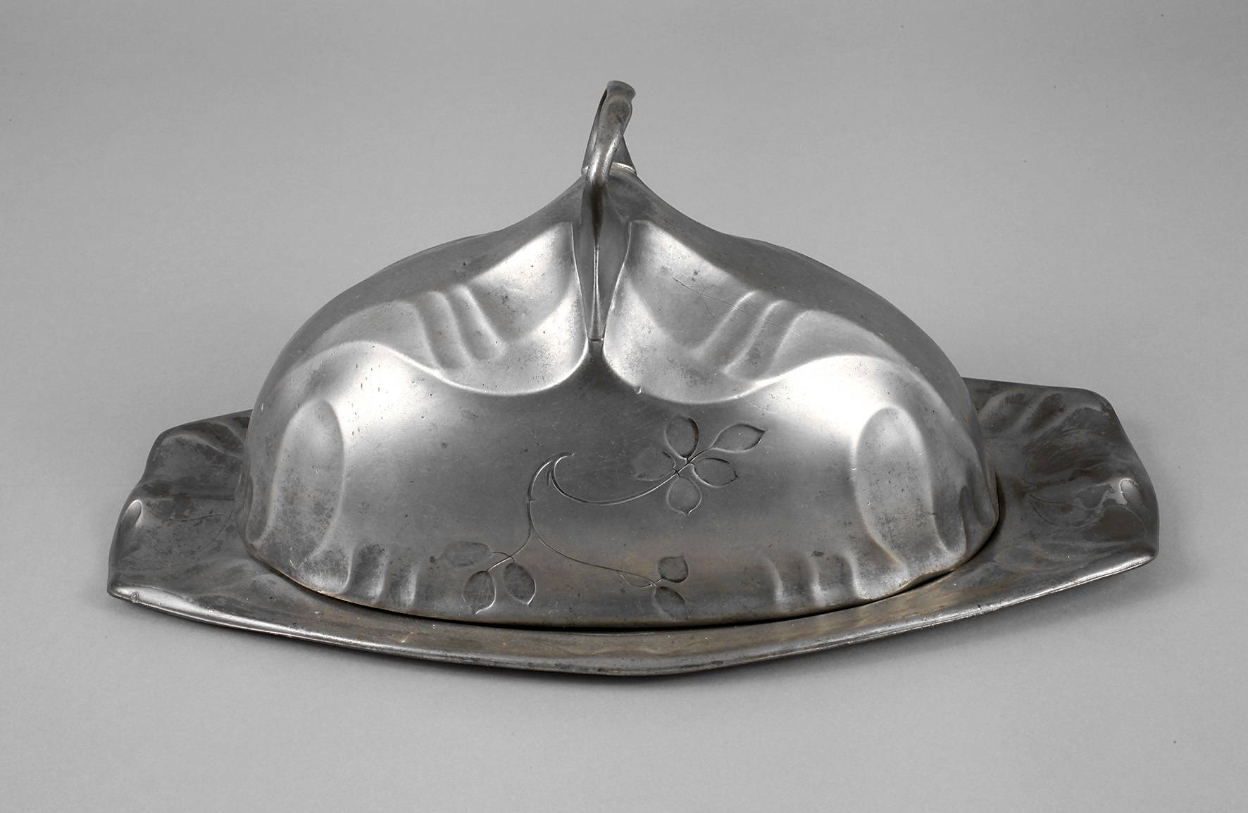 Fleischplatte mit Wärmeglocke