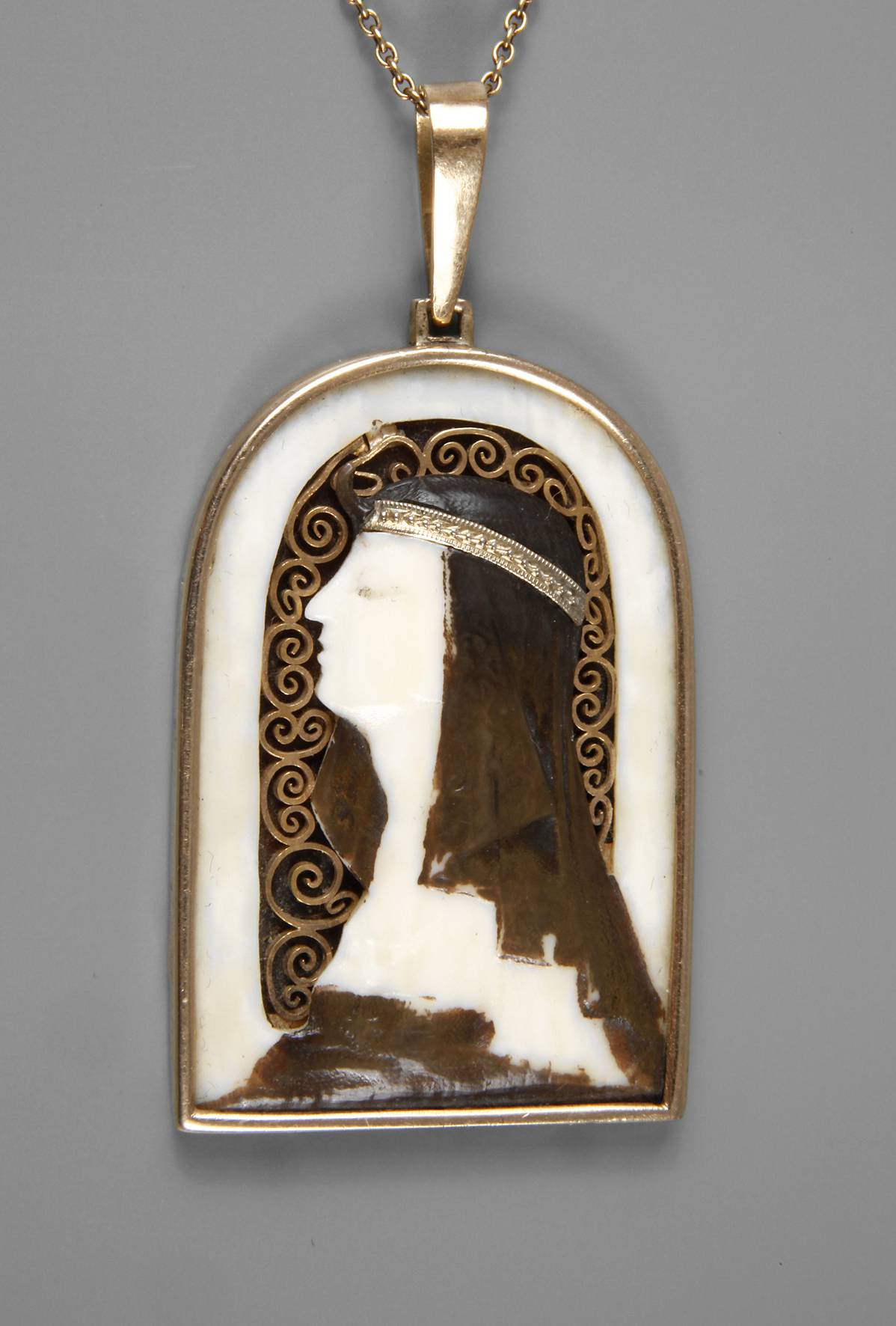 Feiner Anhänger mit Elfenbein und Schildpatt