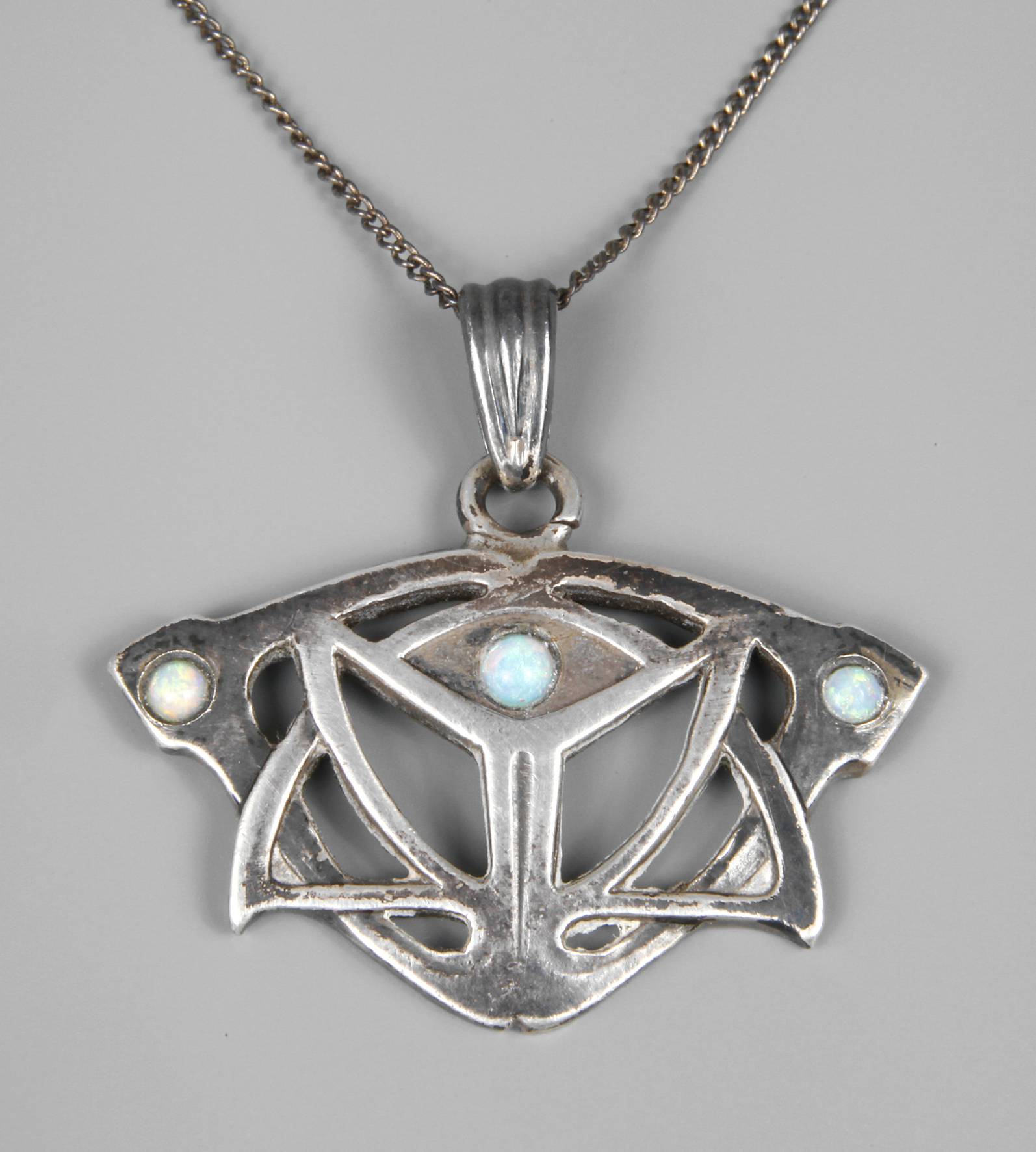 Jugendstilanhänger mit Edelopalen