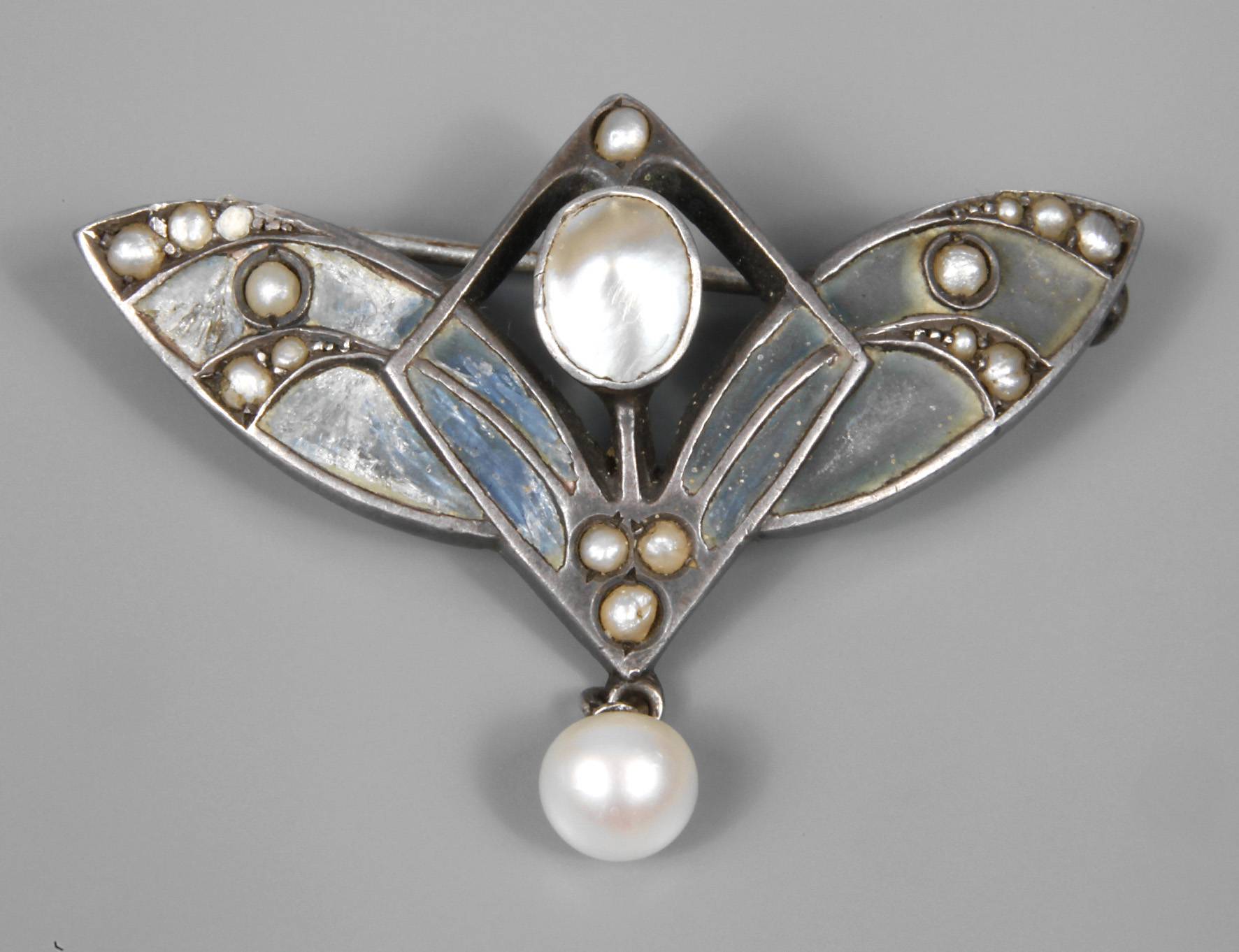 Brosche mit Fensteremaille und Perlen