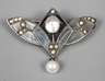 Brosche mit Fensteremaille und Perlen