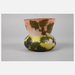 Ätzglasvase mit Ilexzweigen