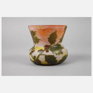 Ätzglasvase mit Ilexzweigen